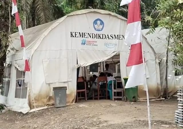siswa_smkn_1_badiri_sembilan_bulan_masih_belajar_di_tenda_darurat_