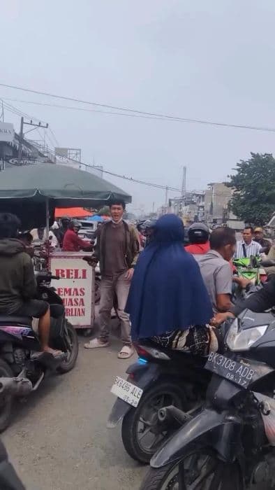 viral_adu_mulut_di_kampung_lalang_dua_orang_diduga_jadi_korban_penipuan_transaksi_segitiga