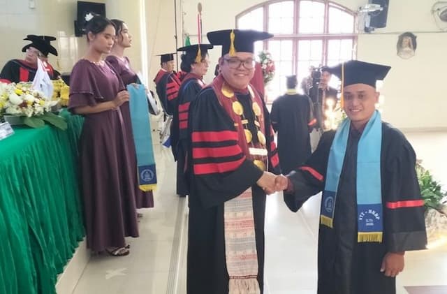 136_lulusan_stt_hkbp_diwisuda_ephorus_tekankan_transformasi_dan_pelayanan
