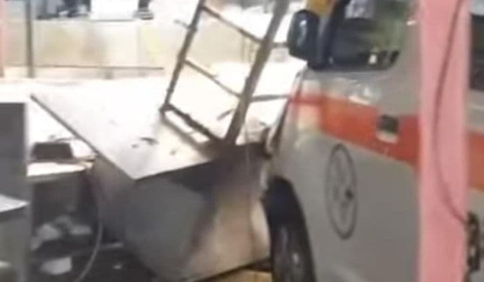ambulans_tabrak_mobil_dan_hantam_rumah_makan_di_medan_tak_ada_korban_
