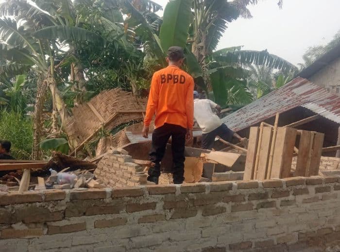 dua_rumah_warga_di_batu_bara_roboh_diterjang_angin_kencang