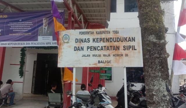 jemput_bola_dokumen_kependudukan_di_toba_kini_lancar_berkat_jaringan_satelit