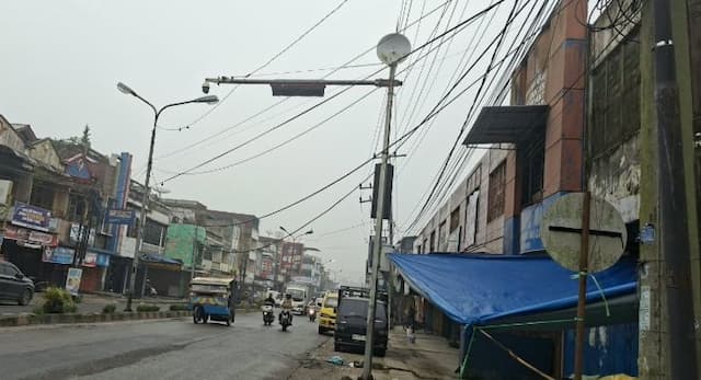 kabel_menjuntai_di_jalan_sisingamangaraja_sidikalang_ancam_keselamatan_warga