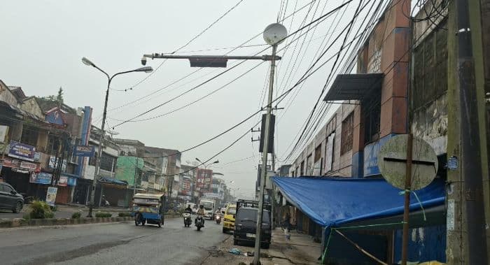 kabel_menjuntai_di_jalan_sisingamangaraja_sidikalang_ancam_keselamatan_warga