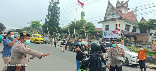 kabut_asap_menebal_pemkab_dairi_bagikan_masker_kepada_warga