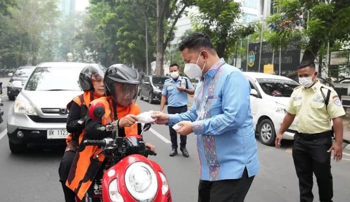 medan_dilanda_asap_setwan_dprd_sumut_bagikan_masker_kepada_pengendara_