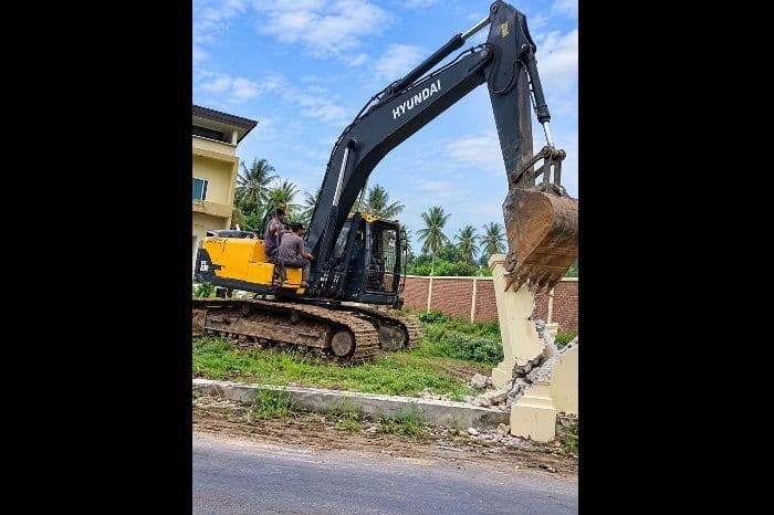 pagar_rumah_mewah_di_pantai_labu_deli_serdang_dirobohkan_diduga_tak_miliki_pbg