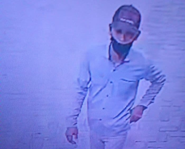 purapura_tidur_di_halaman_masjid_pria_terekam_cctv_curi_motor_jemaah_di_lima_puluh
