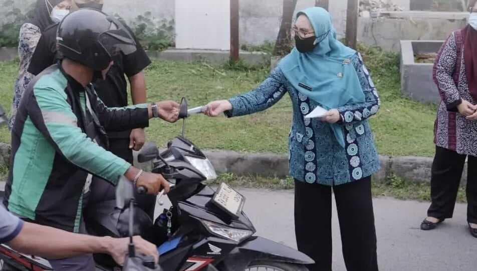 rsu_haji_medan_bagikan_masker_kepada_warga_di_tengah_kepungan_kabut_asap