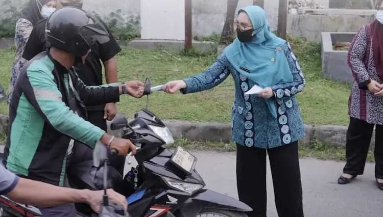 rsu_haji_medan_bagikan_masker_kepada_warga_di_tengah_kepungan_kabut_asap