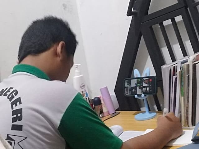 siswa_di_sumut_tetap_wajib_pakai_seragam_selama_pjj