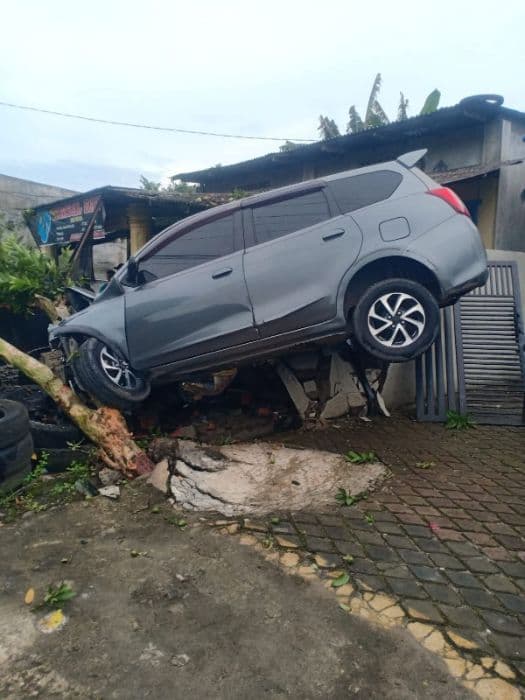kecelakaan_tunggal_di_langkat_mobil_tabrak_pohon_dan_tersangkut_di_teras_rumah