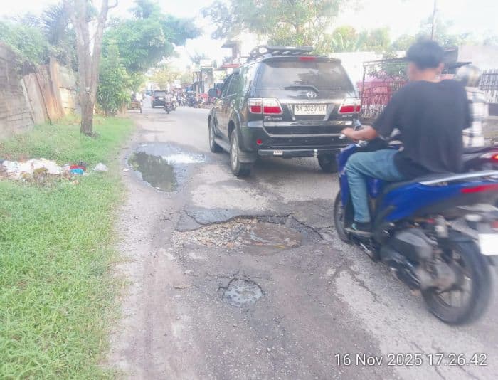 lubang_menganga_di_jalan_ir_h_djuanda_tebing_tinggi_ancam_keselamatan_pengendara