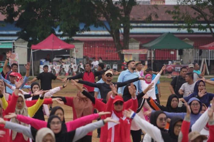 padati_lapangan_sbbk_labusel_warga_ikuti_senam_minggu_sehat_bersama_bupati