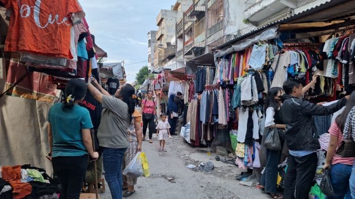 pembeli_di_medan_keberatan_rencana_penutupan_usaha_thrift_oleh_pemerintah