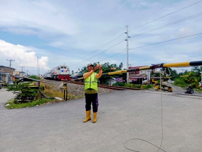 penjaga_palang_kereta_api_jalur_kuala_tanjungbandar_tinggi_harapkan_bantuan_walkie_talkie