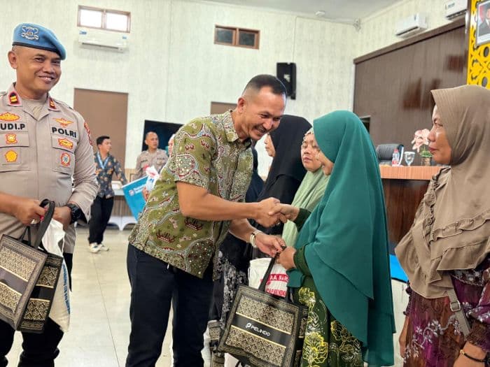 warga_pesisir_belawan_terdampak_banjir_rob_terima_bantuan_sembako