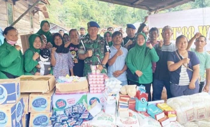ikat_88_salurkan_50_paket_bantuan_untuk_korban_banjir_dan_longsor_tapteng