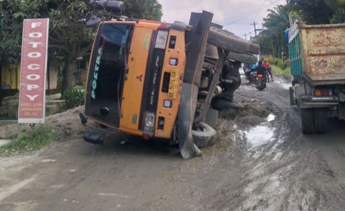 jalan_pagar_merbaugalang_rusak_parah_warga_harap_adanya_perbaikan