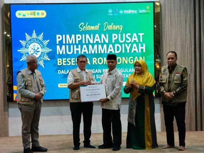 muhammadiyah_serahkan_bantuan_bencana_alam_rp2_miliar_untuk_sumatera_utara