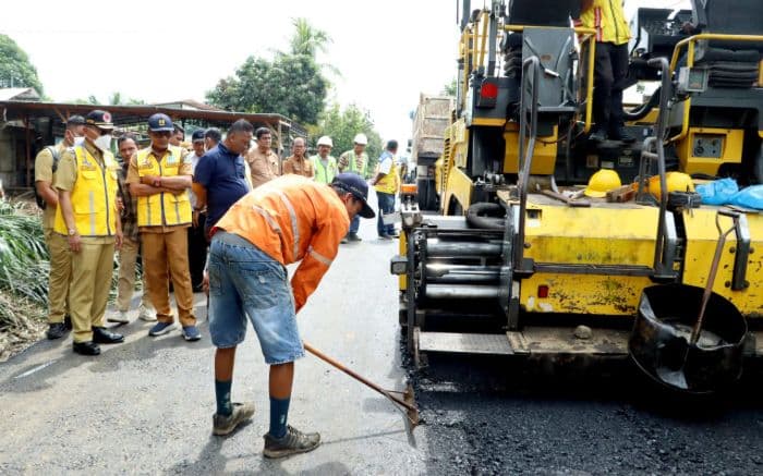 pemkab_simalungun_aspal_jalan_di_tiga_nagori_rampung_akhir_desember_2025