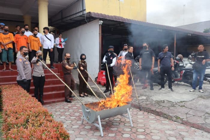 polres_pematangsiantar_musnahkan_hampir_dua_kilogram_ganja_selamatkan_ribuan_jiwa