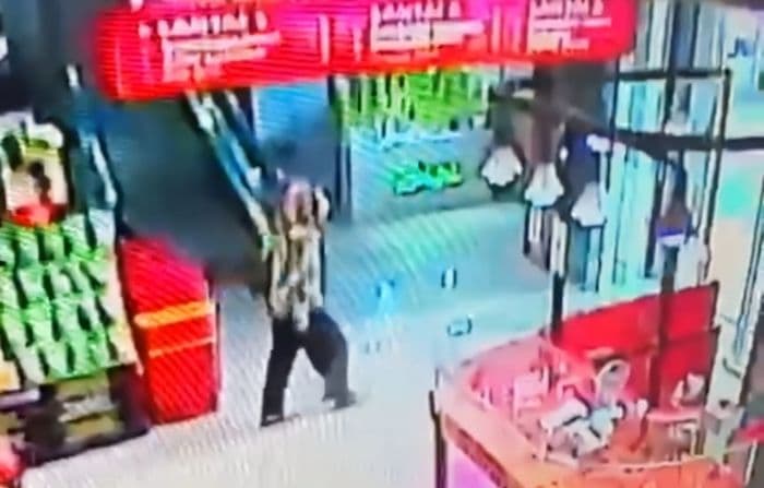modus_tukar_uang_dolar_seorang_ibu_jadi_korban_hipnotis_di_siantar