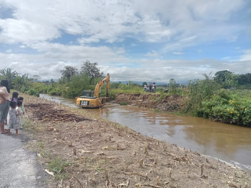 putr_toba_turunkan_satu_unit_excavator_normalisasi_sungai_aek_mandosi