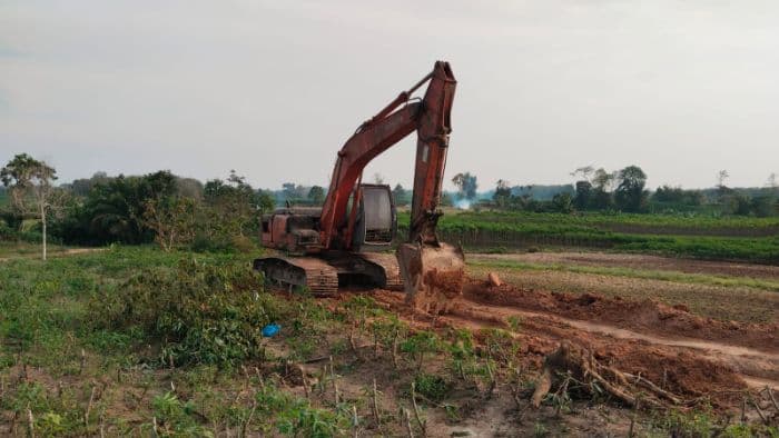 ekskavator_galian_c_tanah_urug_diduga_ilegal_di_sergai_bebas_melintasi_areal_ptpn_iv_kebun_tanah_raja