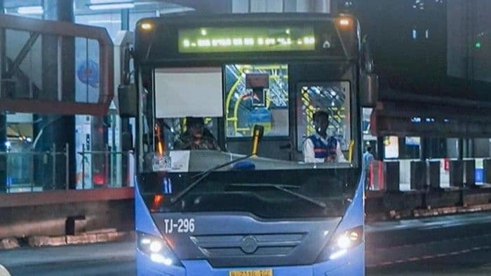 dua_penumpang_transjakarta_melakukan_pelanggaran_norma_di_dalam_bus_diamankan_polisi_