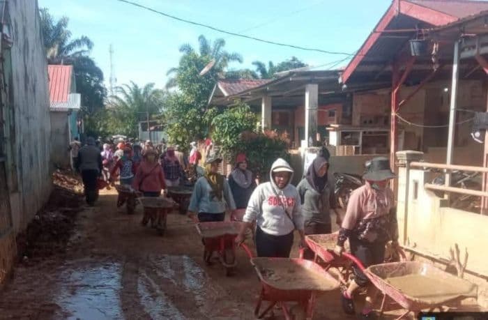 gotong_royong_pemulihan_pascabencana_dlh_tapteng_bersama_komunitas_cendikia_bersihkan_lingkungan