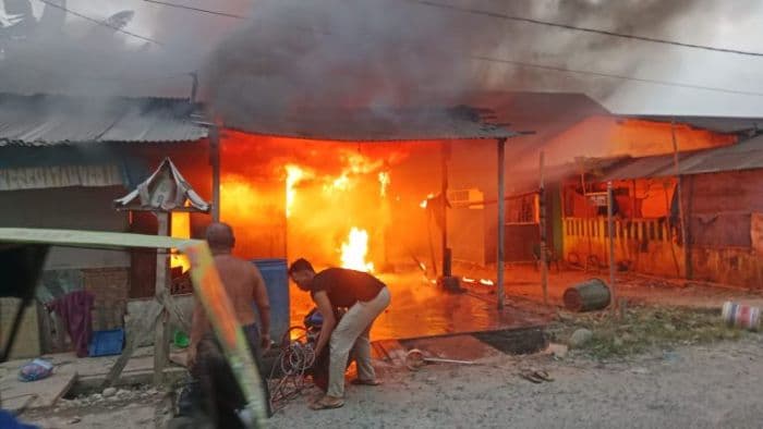 kebakaran_hanguskan_rumah_dan_usaha_warga_di_tanjung_morawa_