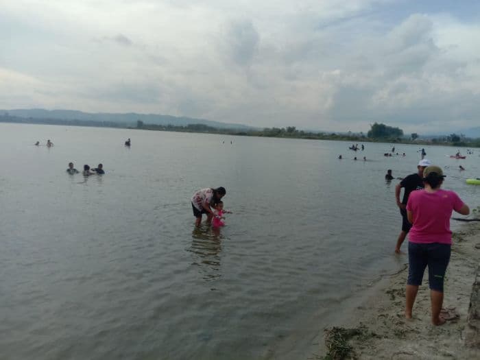 libur_isra_miraj_pantai_pasir_putih_parparean_toba_jadi_favorit_keluarga