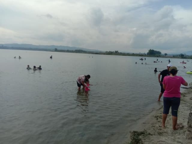 libur_isra_miraj_pantai_pasir_putih_parparean_toba_jadi_favorit_keluarga