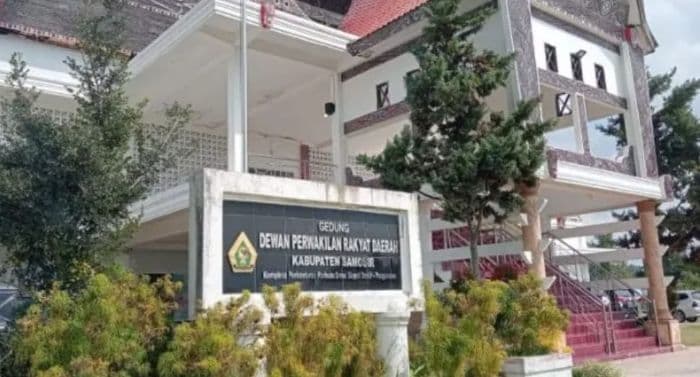 pengadaan_mobil_dinas_bupati_telan_anggaran_hingga_rp3_miliar_dprd_samosir_kemana_