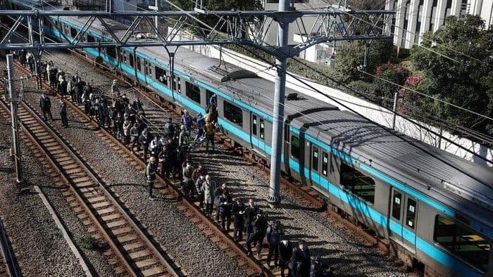 ratusan_ribu_penumpang_kereta_tokyo_terdampak_akibat_pemadaman_listrik_hingga_sembilan_jam