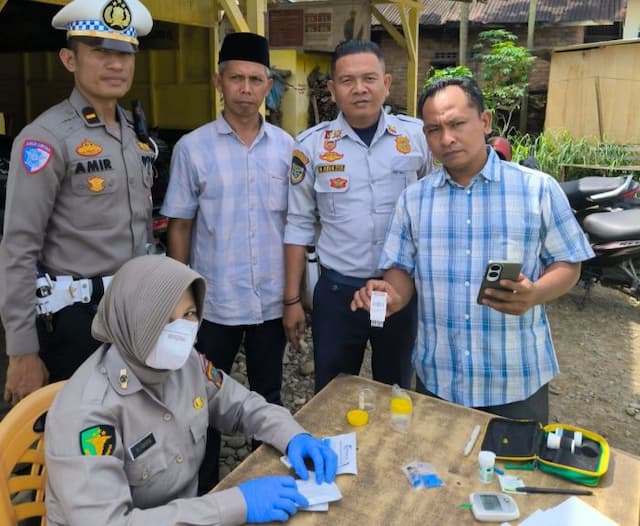 pengendara_yang_melintas_di_simpang_empat_pasar_sibuhuan_palas_dites_urin