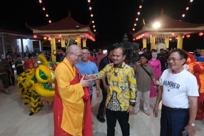 kunjungi_vihara_tri_ratna_saat_malam_imlek_mahyaruddin_salim_tanjungbalai_rumah_besar_keberagaman