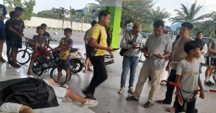 mayat_pria_tanpa_identitas_ditemukan_di_teras_tribun_gor_binjai
