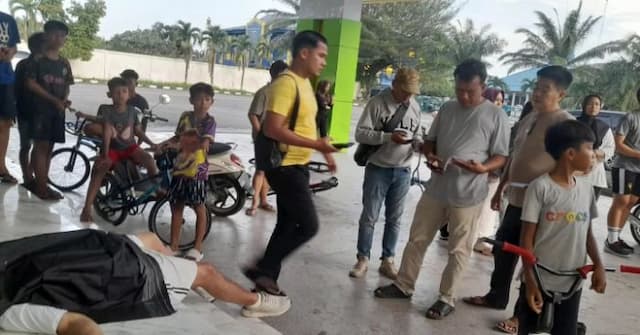 mayat_pria_tanpa_identitas_ditemukan_di_teras_tribun_gor_binjai