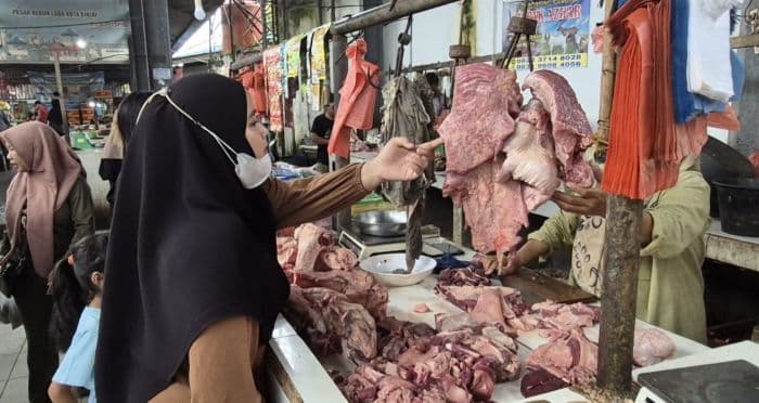 meski_dibanderol_rp150_ribukg_warga_binjai_tetap_antusias_membeli_daging