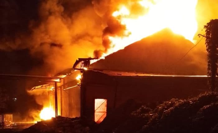pabrik_pengolahan_santan_di_jalan_pertahanan_patumbak_terbakar
