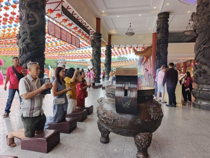perayaan_imlek_di_maha_vihara_maitreya_medan_mengajak_umat_berdoa_untuk_perdamaian_dunia