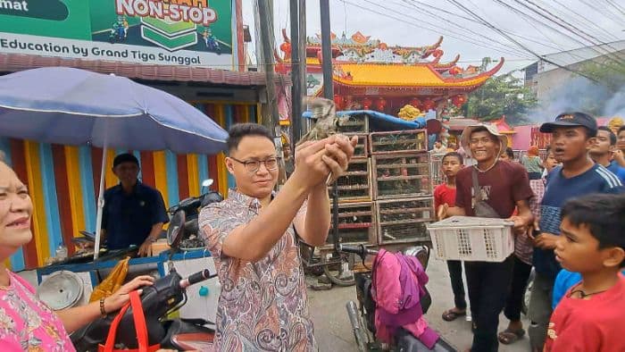 ritual_lepaskan_burung_saat_perayaan_imlek_di_medan_ini_maknanya