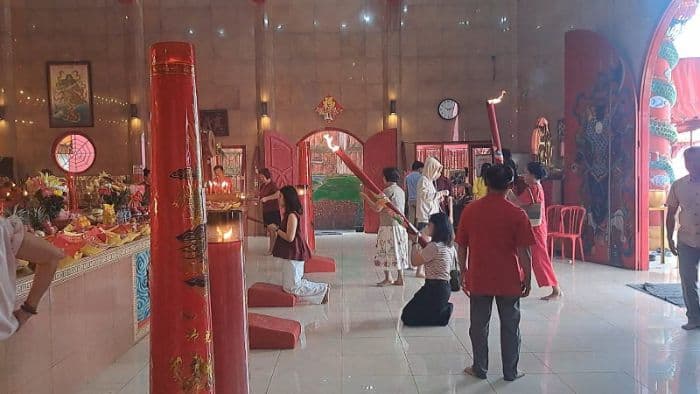 sembahyang_imlek_di_vihara_pak_tie_hut_cou_sunggal_berlangsung_khidmat_dan_penuh_harapan