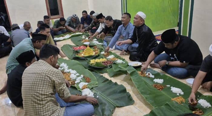 tradisi_punggahan_sambut_ramadan_ratusan_warga_binjai_makan_bersama