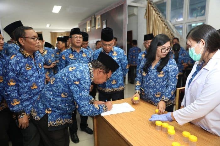 asn_taput_jalani_tes_urine_bupati_jika_terbukti_saya_tidak_segansegan_bertindak