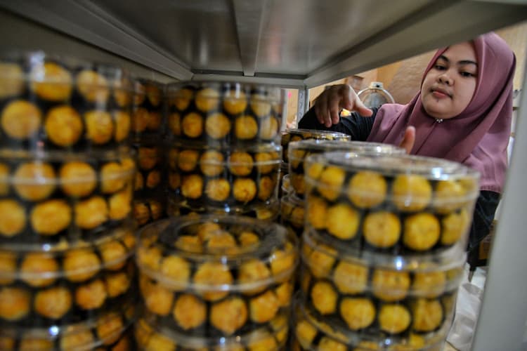 penjual_kue_kering_lebaran_di_medan_meningkat