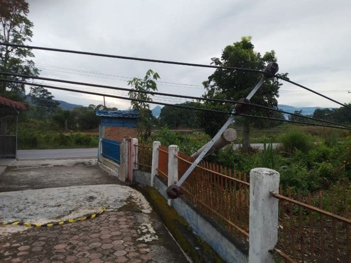 warga_keluhkan_tiang_pln_tumbang_di_desa_patane_i_toba