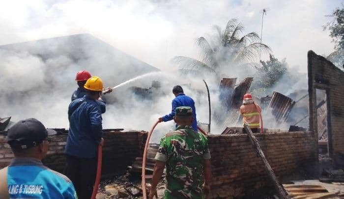 dipicu_korsleting_listrik_satu_rumah_di_perdagangan_simalungun_terbakar_